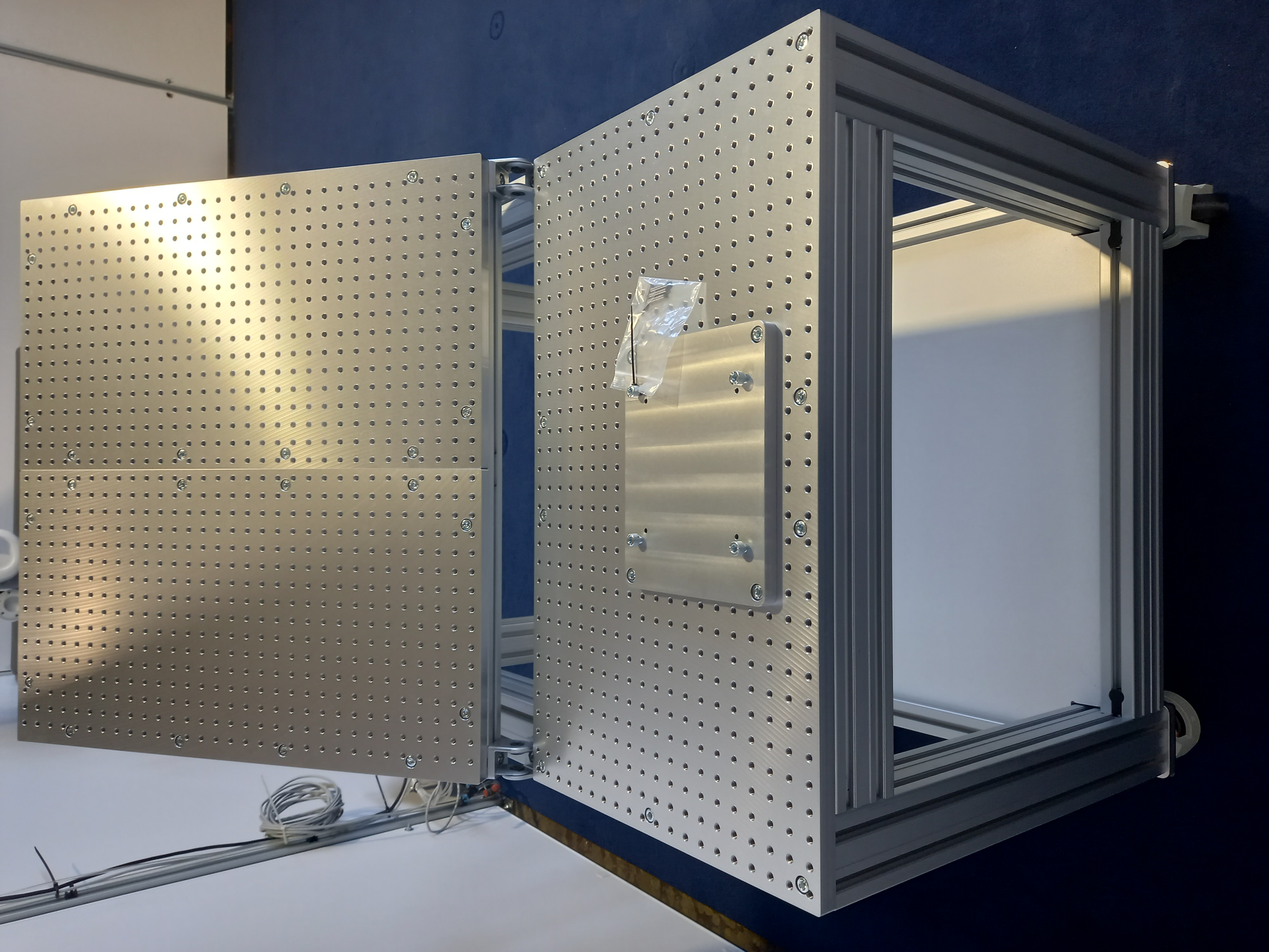 Konstrukcja stanowiska robota przemysłowego z profili aluminiowych z regulowanym blatem