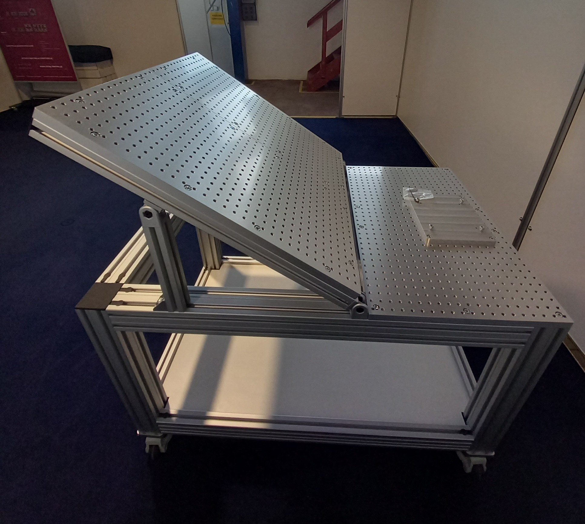 Stół integracyjny pod robota przemysłowego Dobot z aluminiowym blatem i ramą systemową